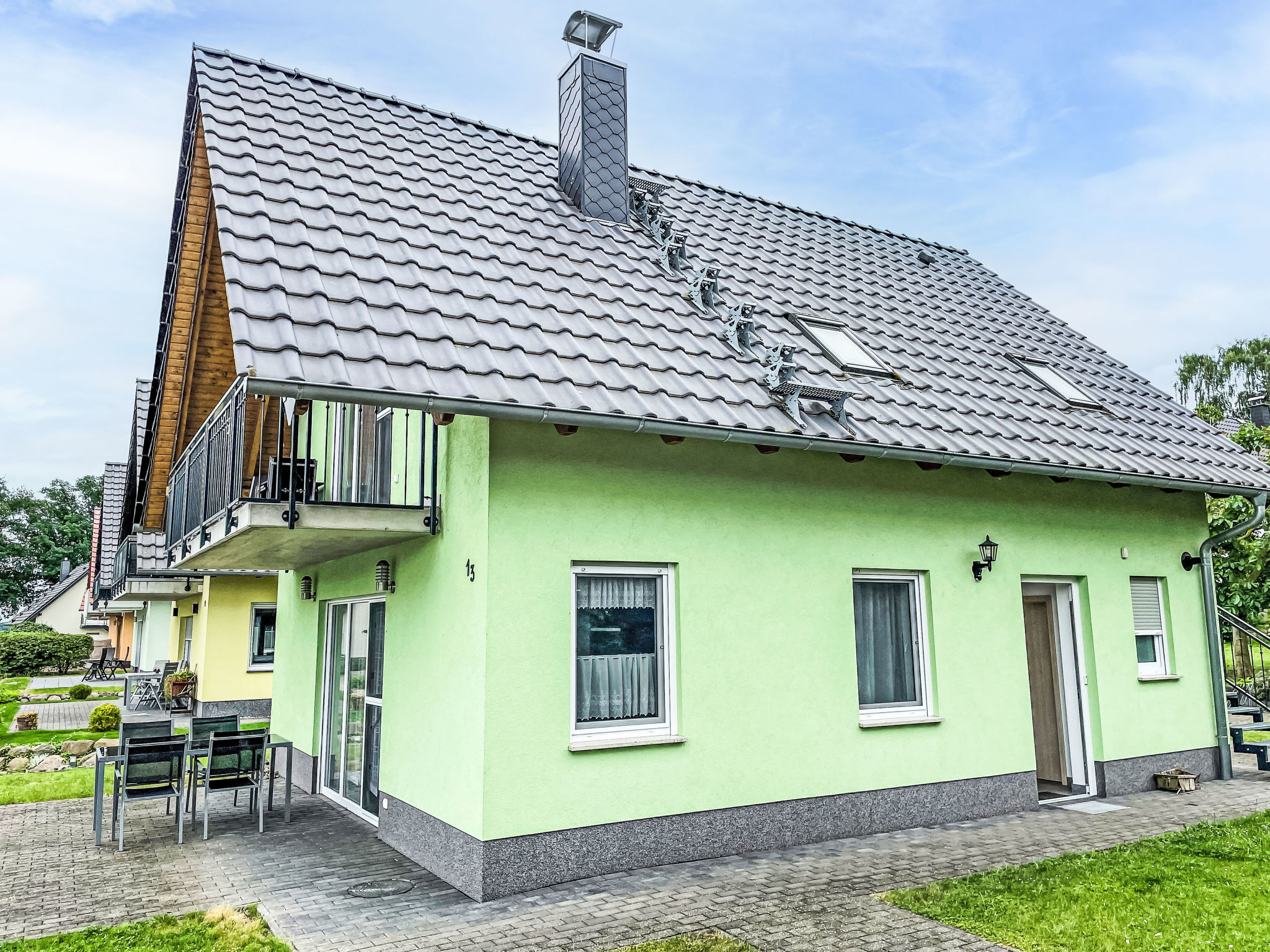 Appartement 3-kamers 65 m2, op de begane grond. Modern ingericht: woon-/eetkamer met Sat-TV (Flatscreen TV), radio. Uitgang naar het terras. 1 kamer met 1 2-pers bed (2 x 90 cm, lengte 200 cm). 1 kame..