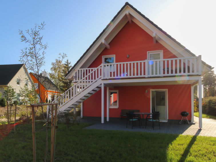 Appartement 3-kamers 65 m2, op de begane grond. Modern ingericht: woon-/eetkamer met Sat-TV (Flatscreen TV), radio en CD-speler. Uitgang naar het terras. 2 kamers, elke kamer heeft 1 2-pers bed (180 c..