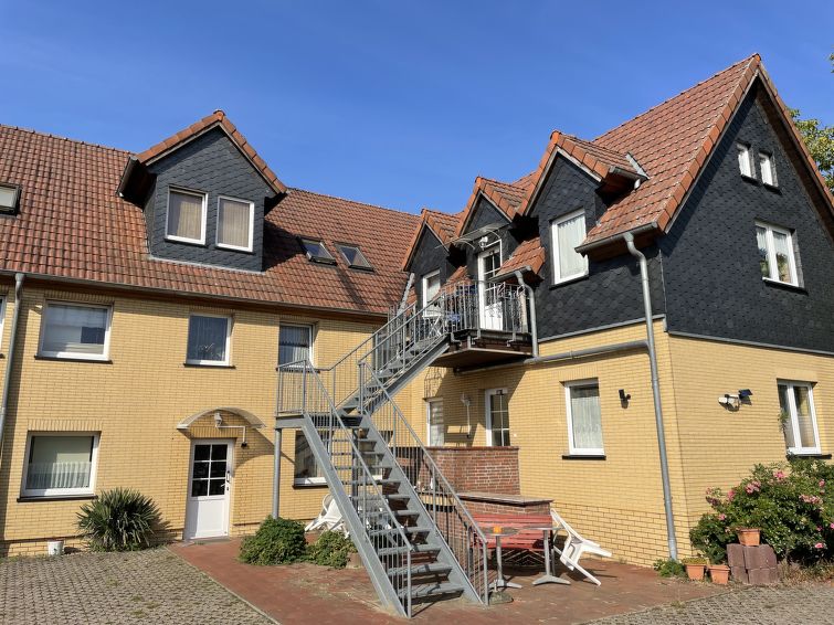 "Old Hüsung (MUZ322)", appartement 2-kamers 33 m2, op de begane grond. Doelmatig en gezellig ingericht: woon-/eetkamer met Kabel-TV en radio. 1 kamer met 1 bed en 1 2-pers bed. Kleine keuken (4-pits ..