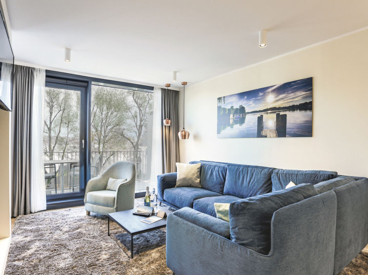 "Maremüritz-Kompass", appartement 1-kamer 71 m2. Comfortabel en smaakvol ingericht: woon-/eetkamer met Kabel-TV (Flatscreen TV). Uitgang naar het balkon. Open galerij met afgeschuinde daken met 1 2-p..