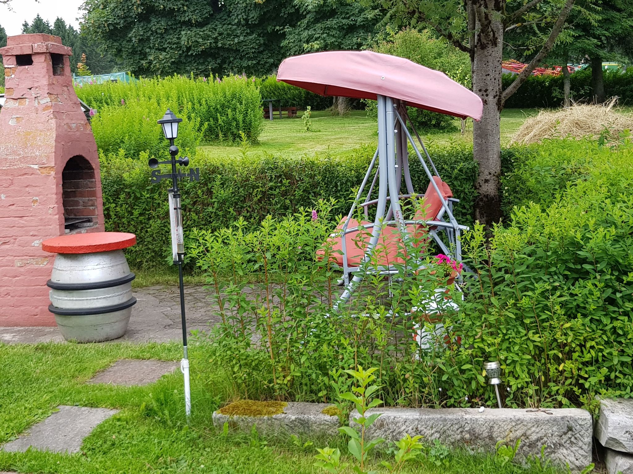 Comfortably furnished holiday room for up to 3 people with an extra bed with a view of the forest and mountain meadows. The room consists of a living area with separate bedroom and bathroom. Access to..