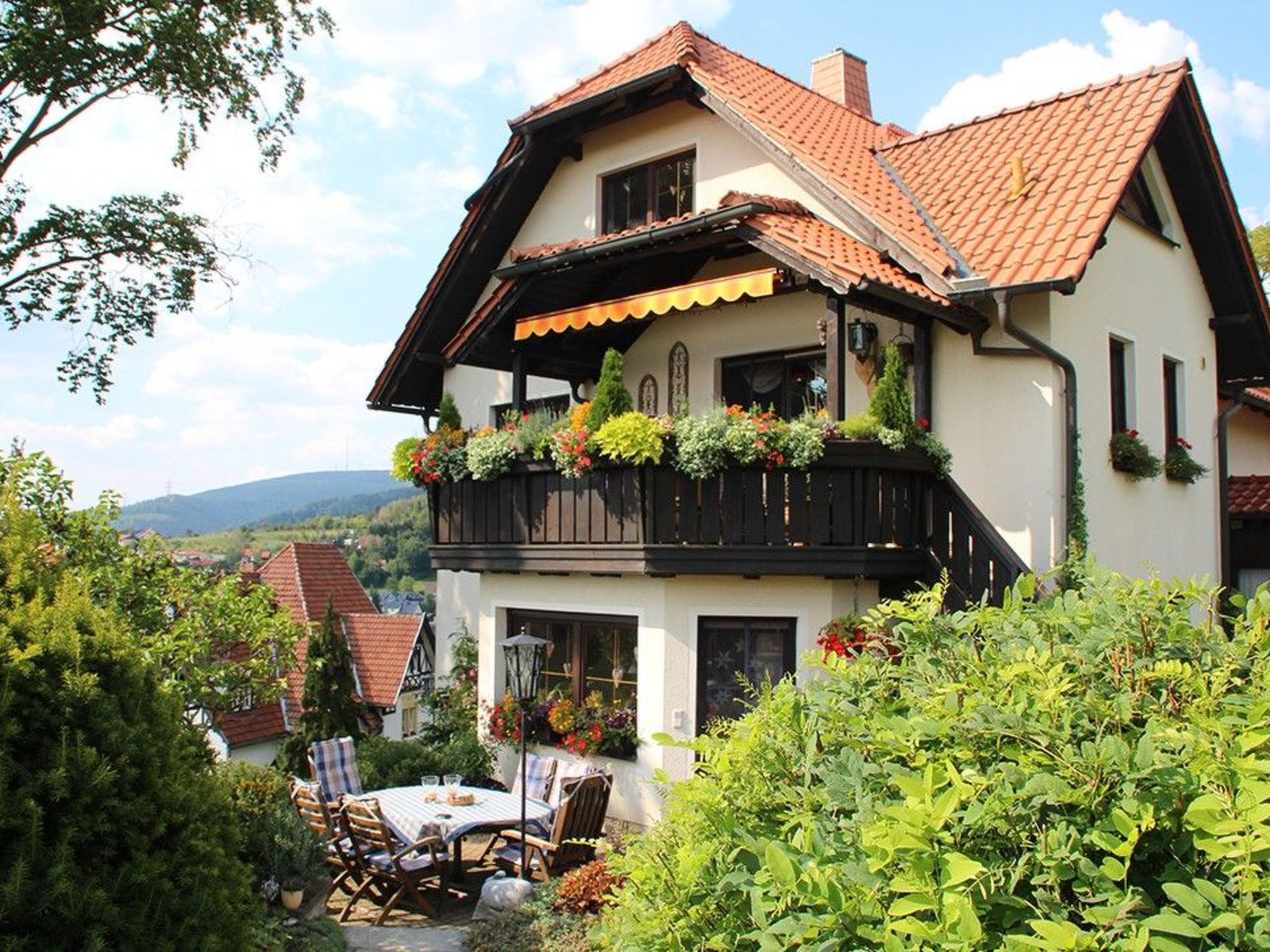 Holiday flat with panoramic views of the mountains in the Thuringian Forest Our Panorama holiday flat ***** is certified with 5 stars by the German Tourism Association and is located on the outskirts ..