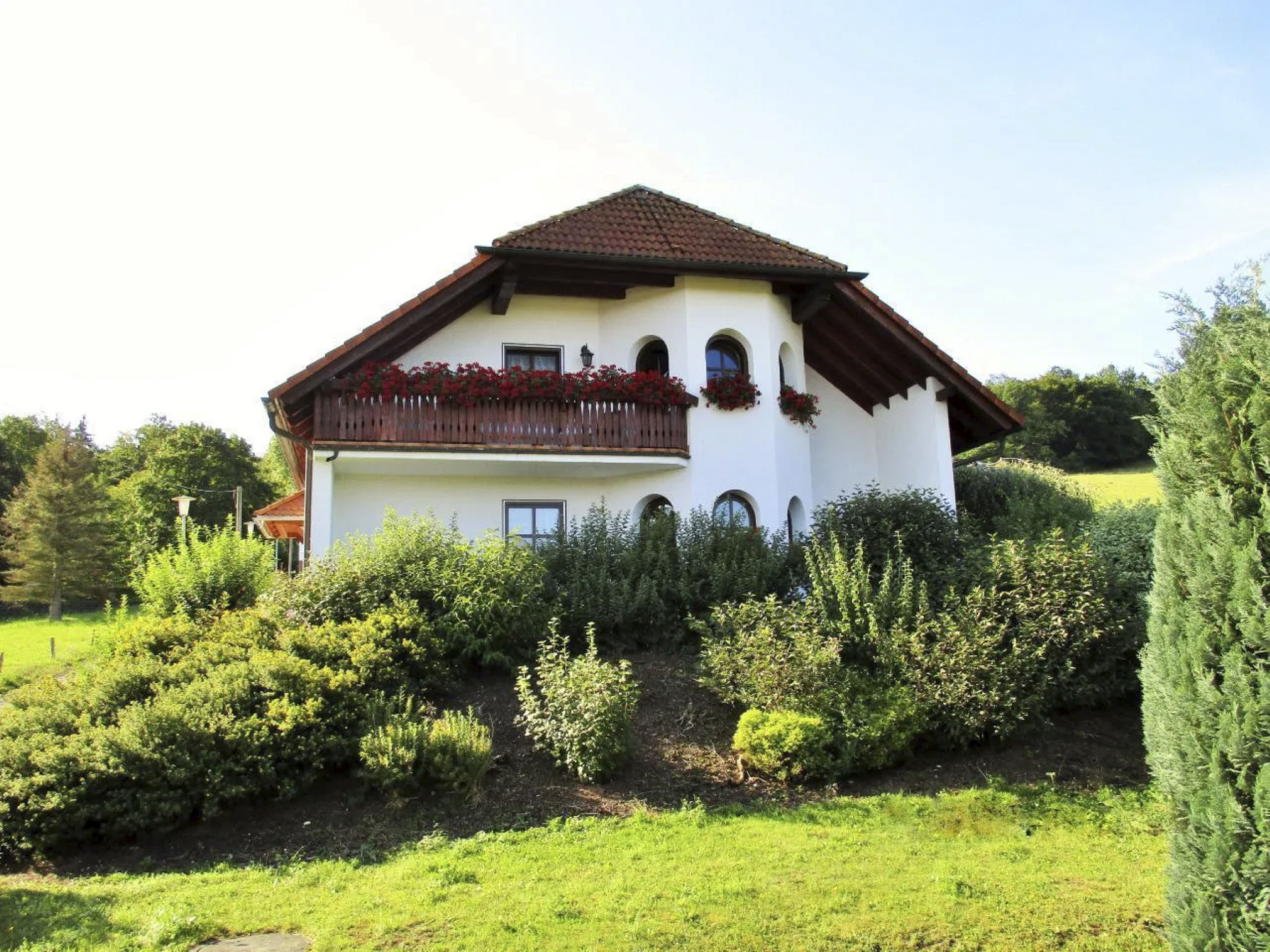Discover our charming 4-star non-smoking holiday home in the idyllic Thuringian Forest, located on the outskirts of Fischbach, a picturesque district of the town of Waltershausen. Nestled in a peacefu..