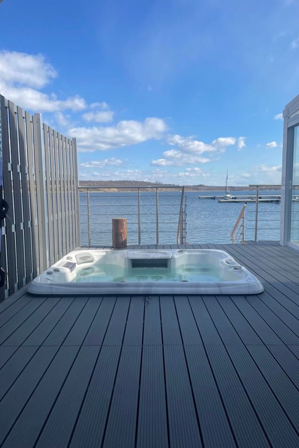 Seehaus Pippa mit Sauna und Whirlpool direkt am See-Image-tags.info