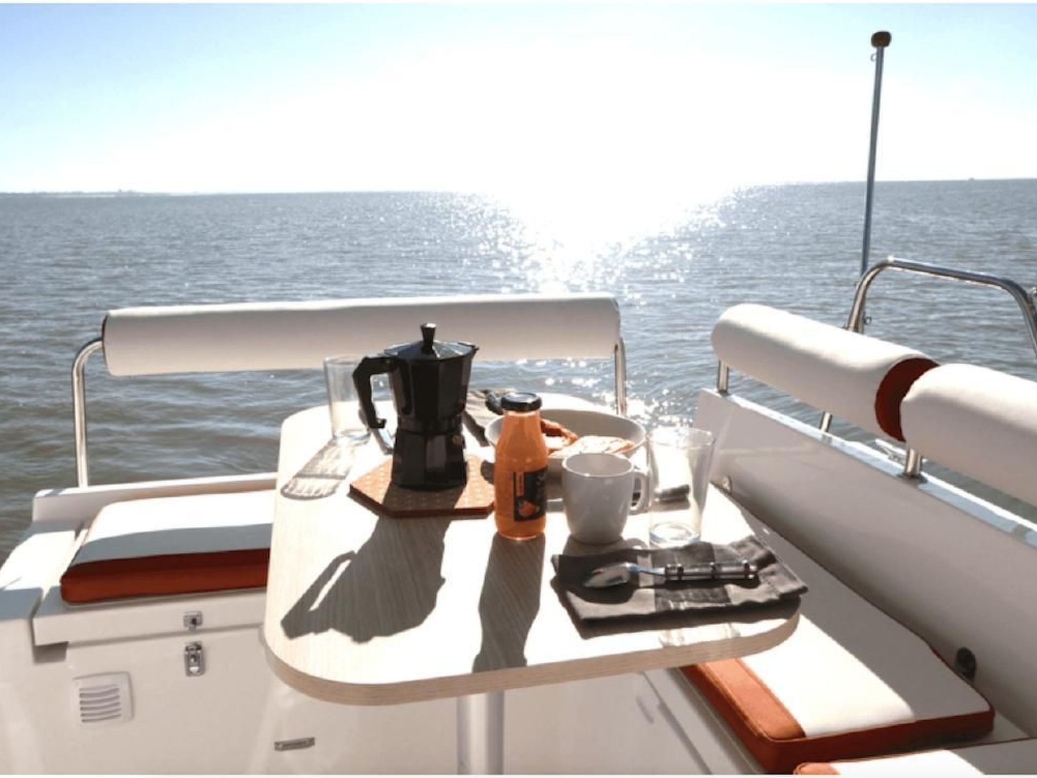 Yacht Overtime im Hafen der Marina Braunsbedra