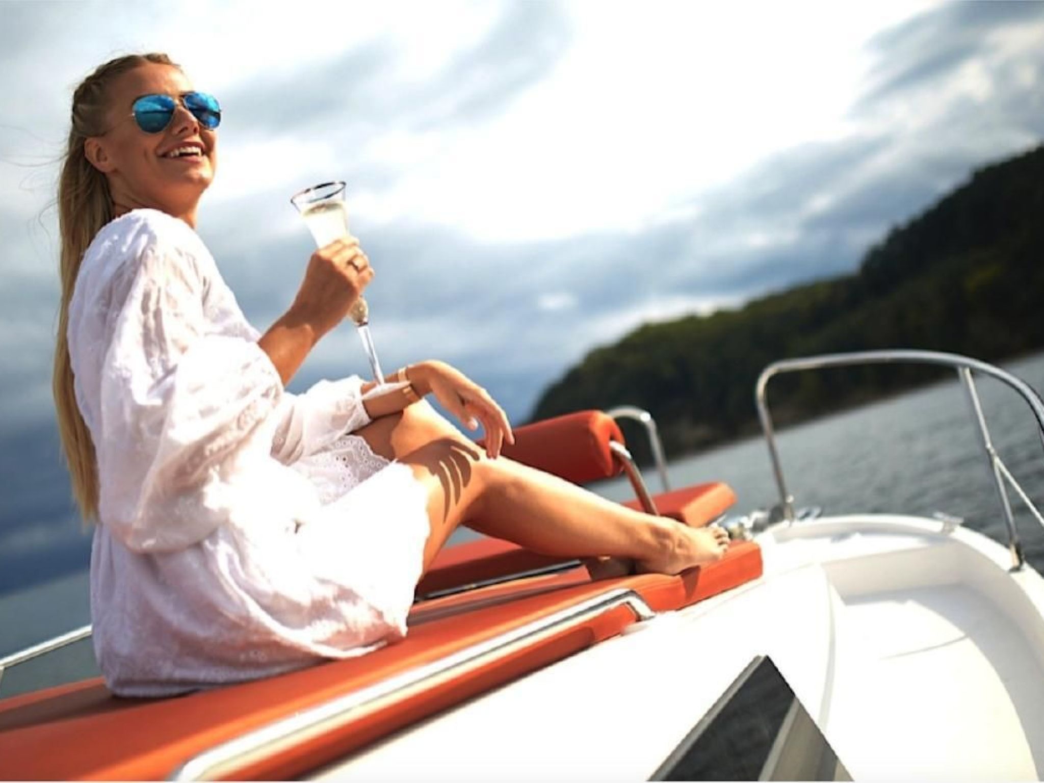 Yacht Overtime im Hafen der Marina Braunsbedra-Image-tags.info