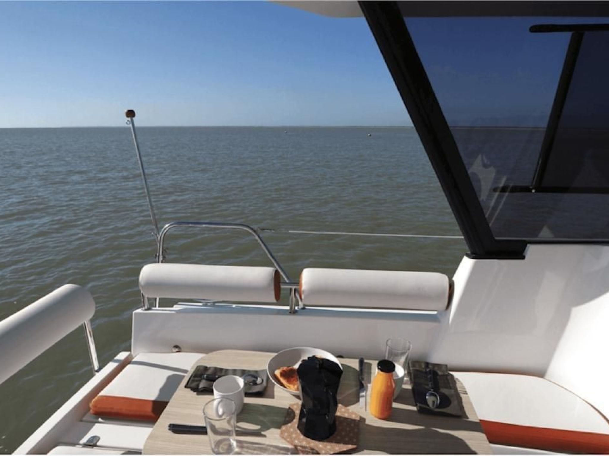 Yacht Overtime im Hafen der Marina Braunsbedra-Outside