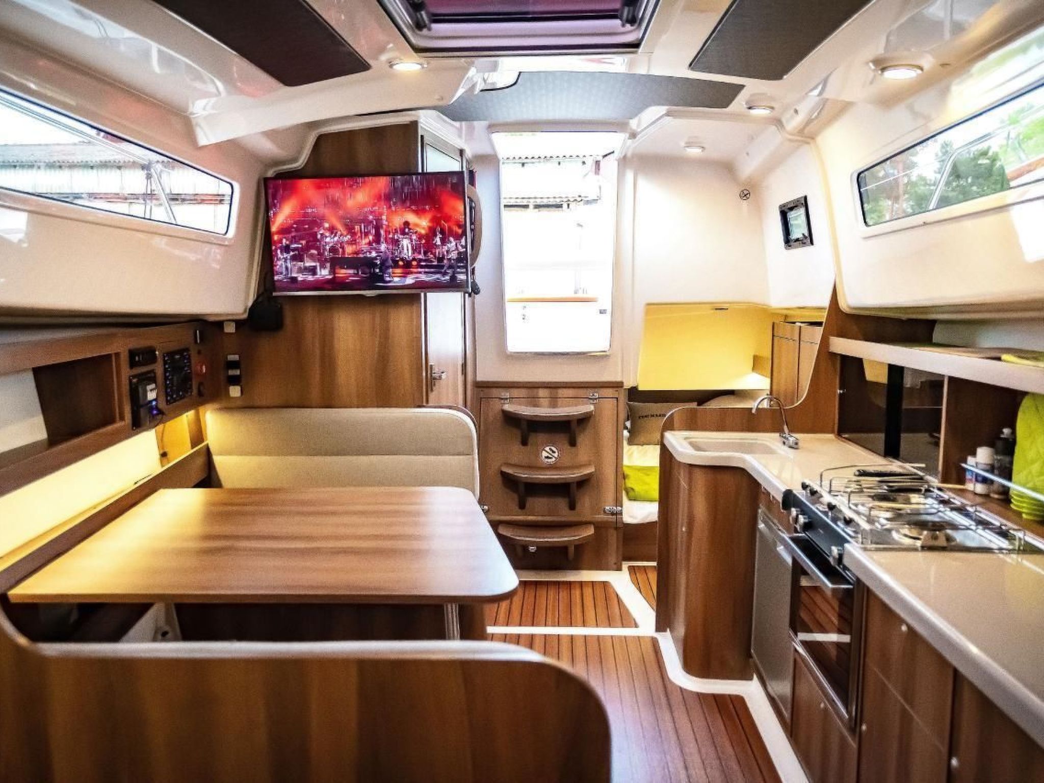 Yacht Overtime im Hafen der Marina Braunsbedra-Outside