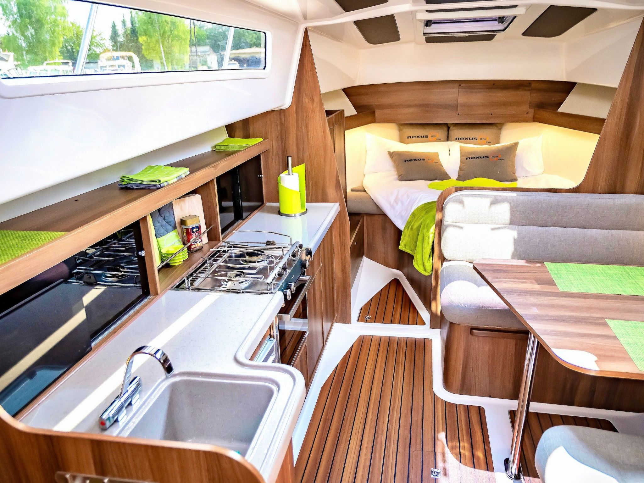 Yacht Overtime im Hafen der Marina Braunsbedra-Inside