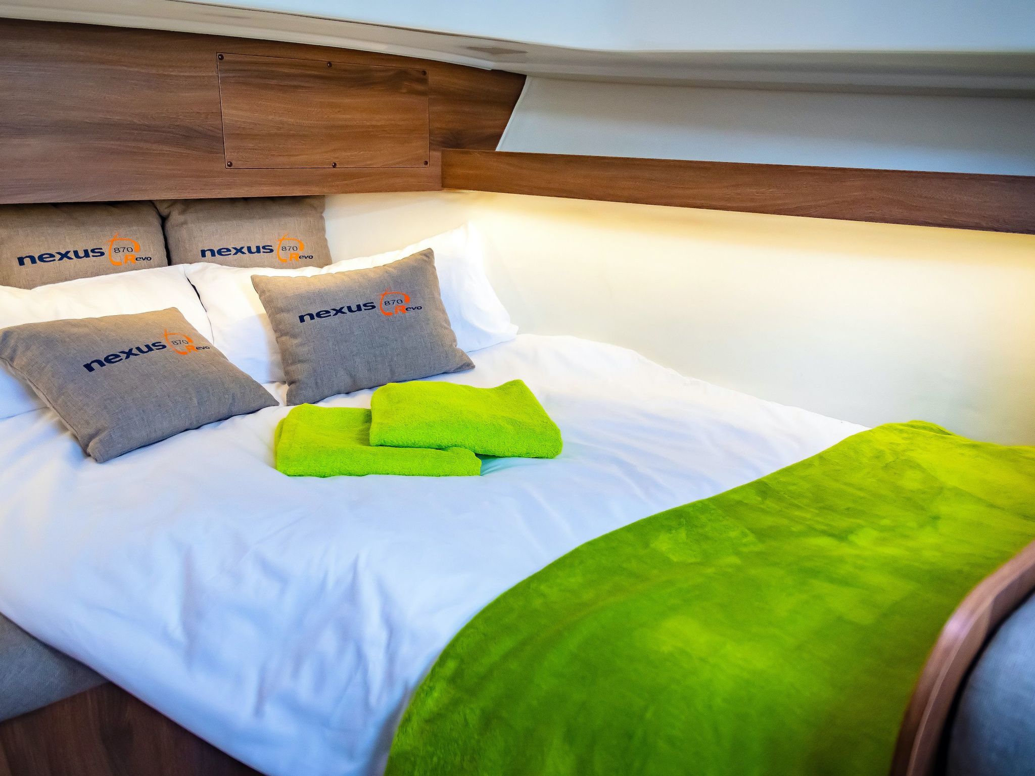 Yacht Overtime im Hafen der Marina Braunsbedra-Inside