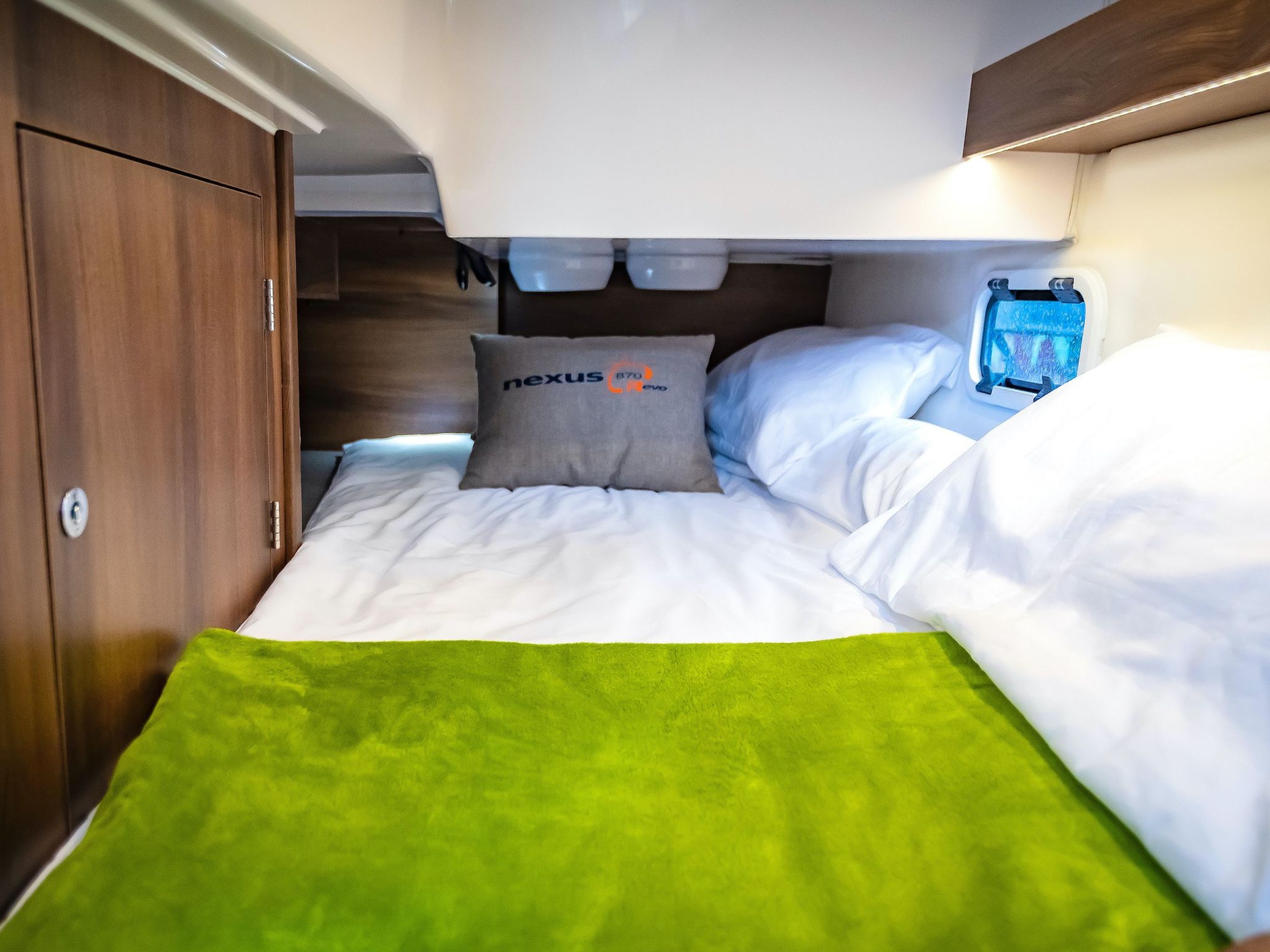 Yacht Overtime im Hafen der Marina Braunsbedra-Inside