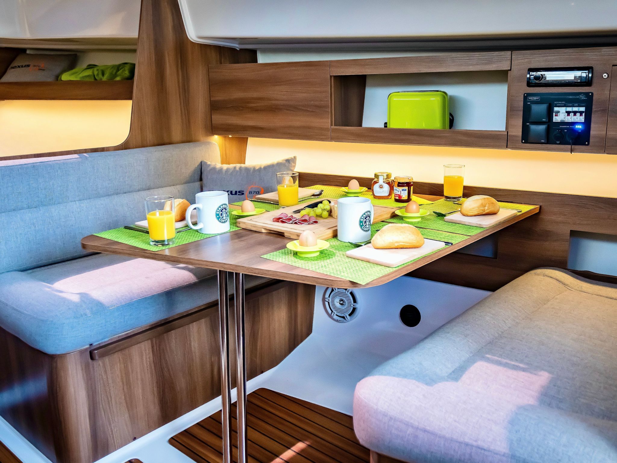 Yacht Overtime im Hafen der Marina Braunsbedra-Inside