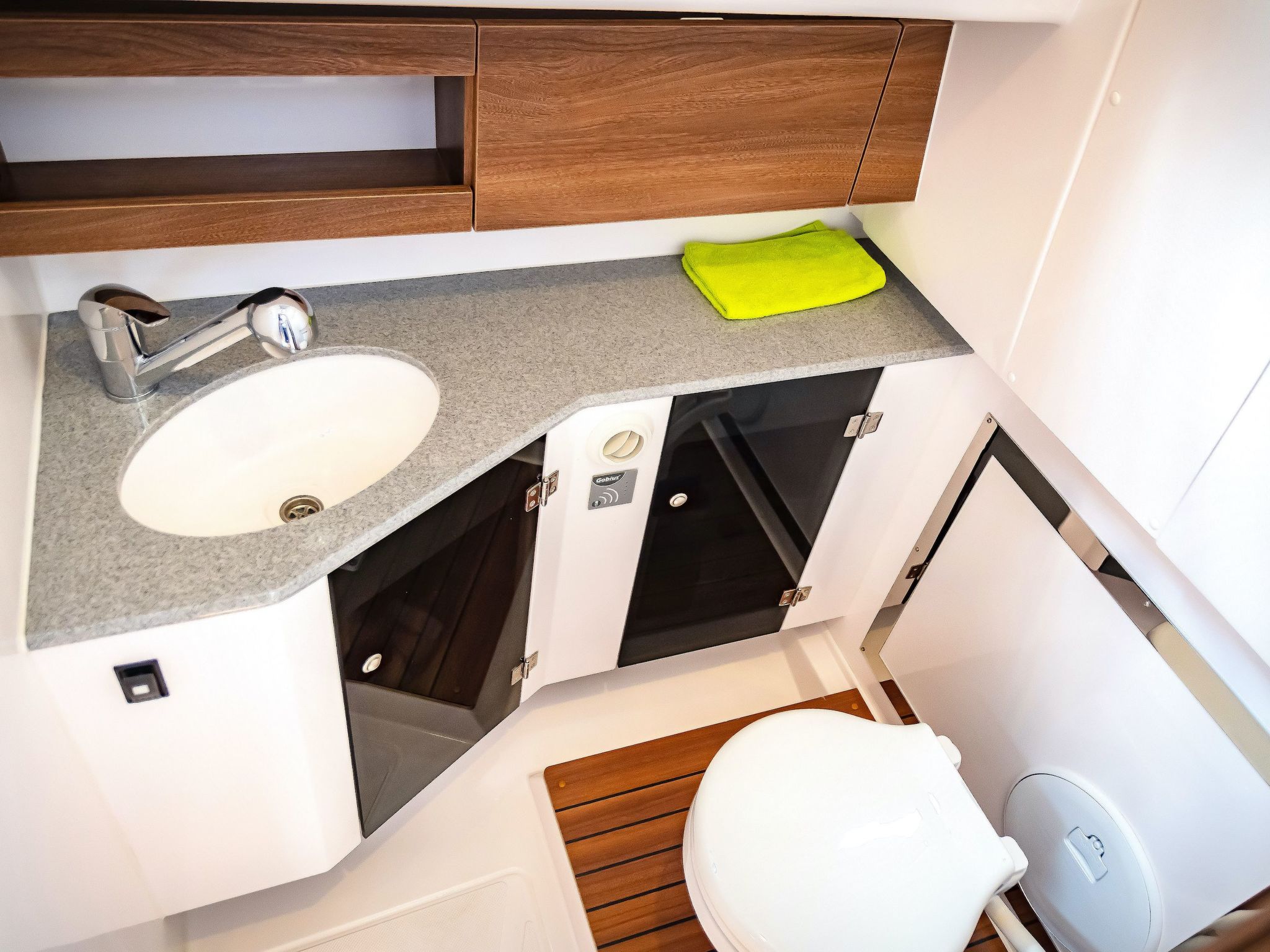 Yacht Overtime im Hafen der Marina Braunsbedra-Inside