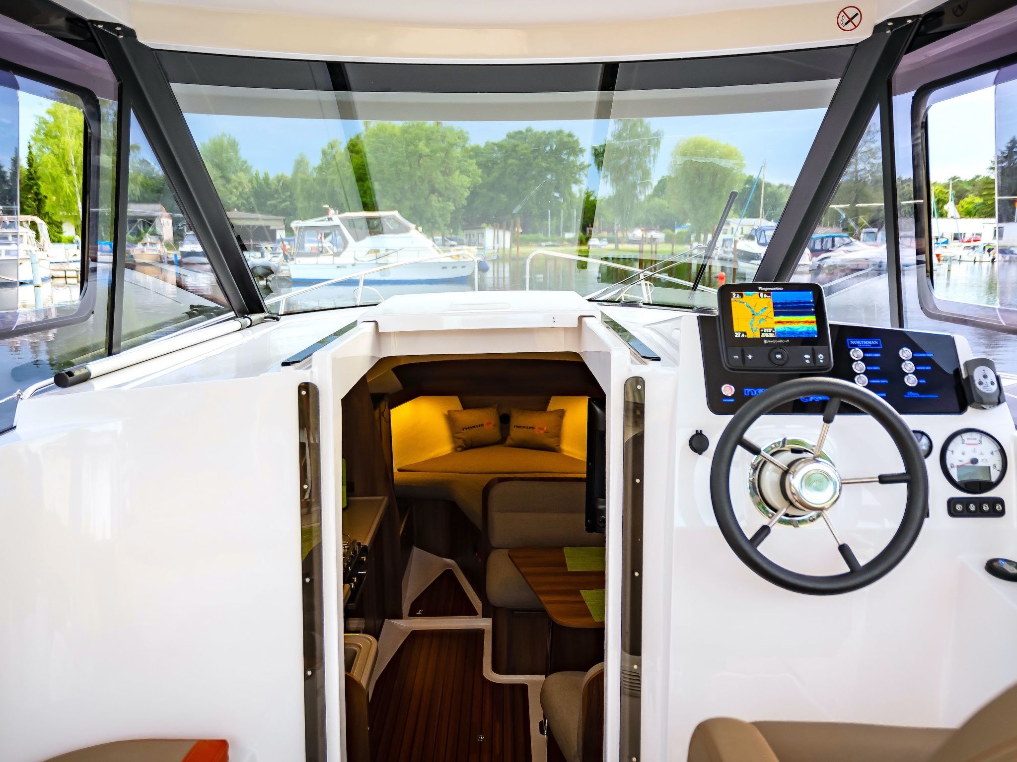 Yacht Overtime im Hafen der Marina Braunsbedra-Image-tags.info