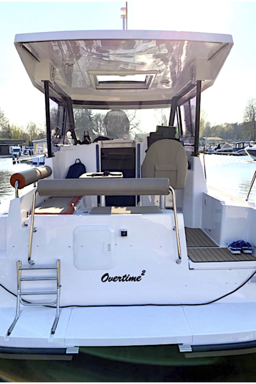 Yacht Overtime im Hafen der Marina Braunsbedra-Outside