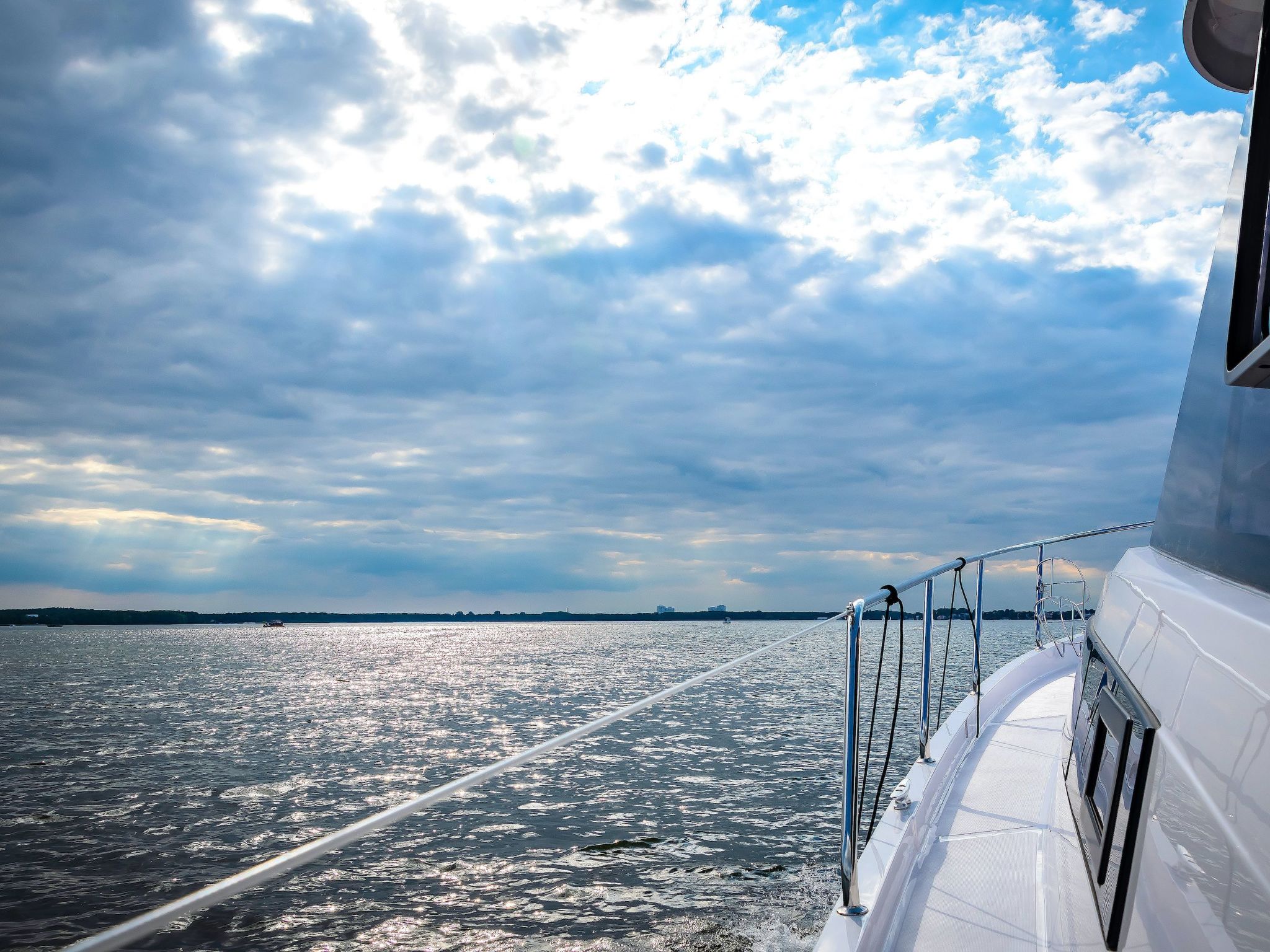 Yacht Overtime im Hafen der Marina Braunsbedra-Outside