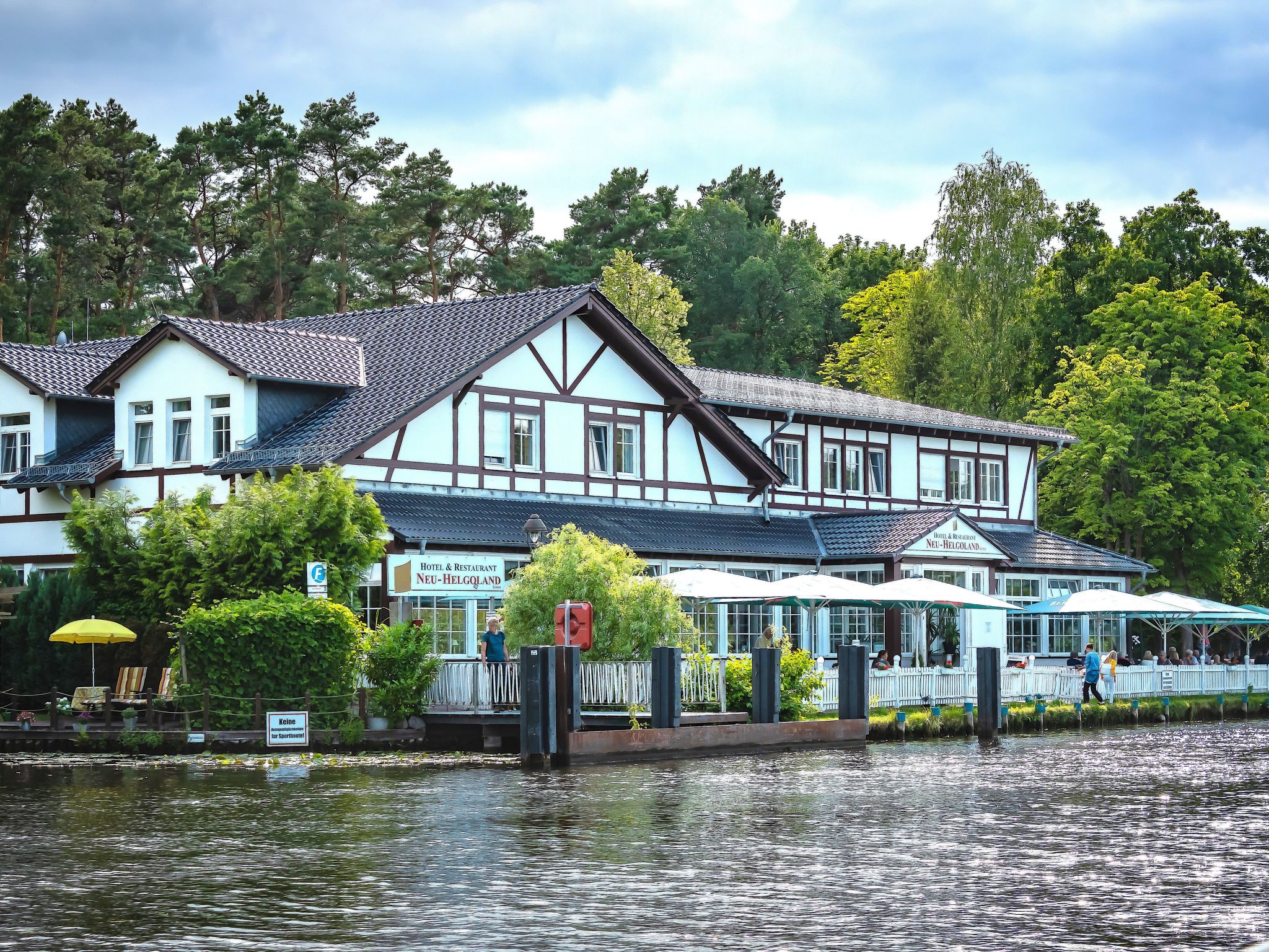 Yacht Overtime im Hafen der Marina Braunsbedra-Outside