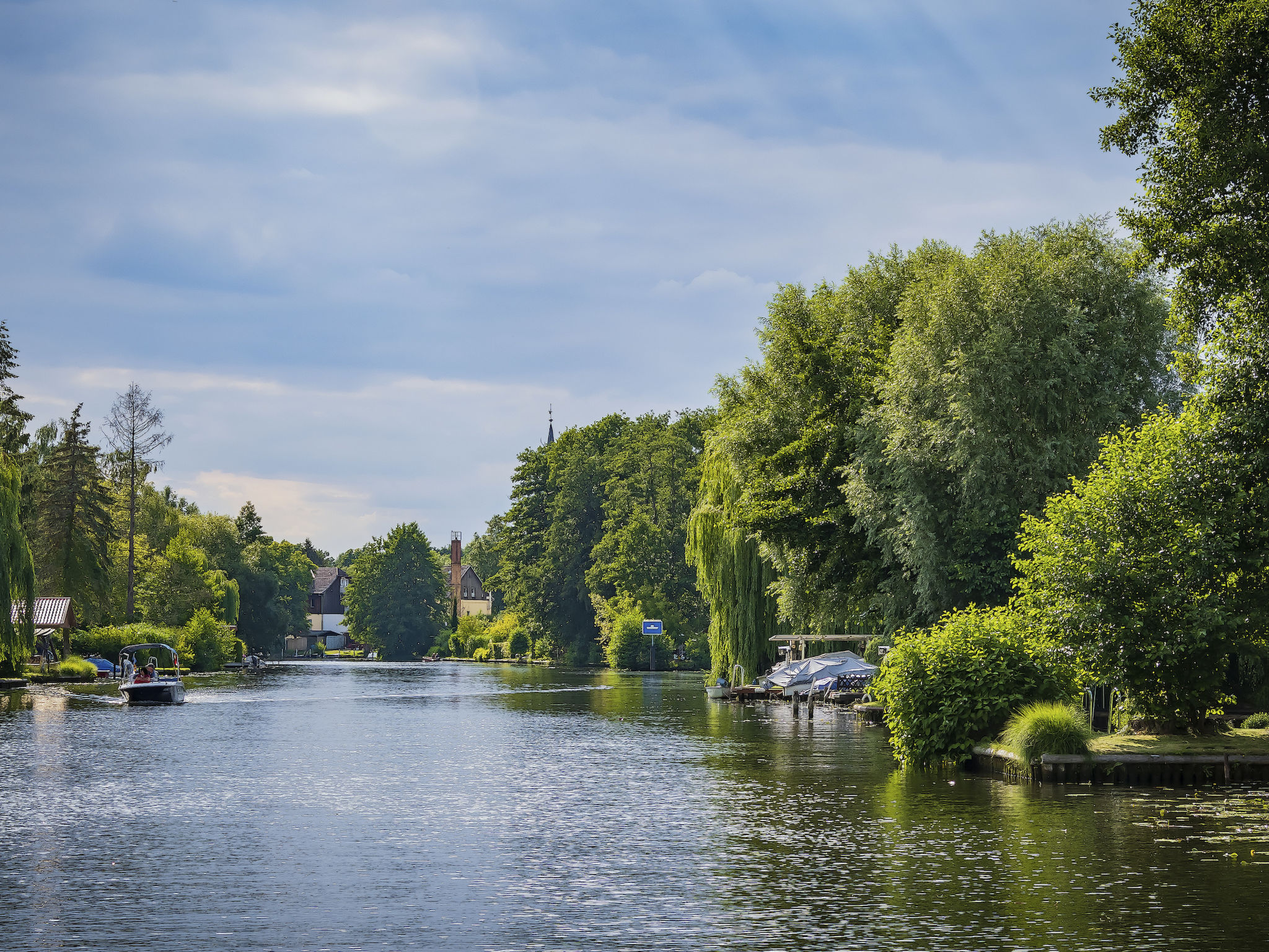 Yacht Overtime im Hafen der Marina Braunsbedra-Outside