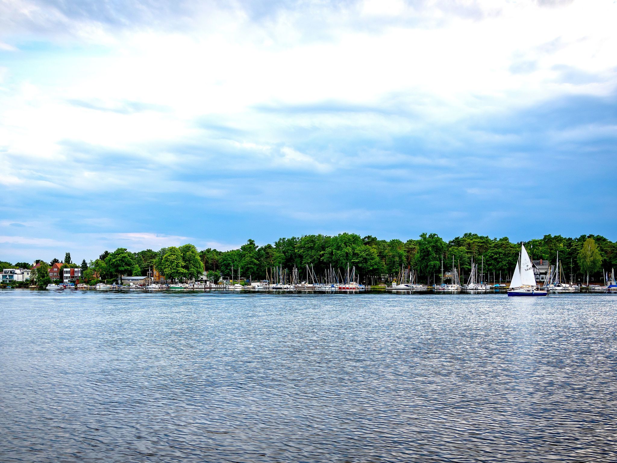 Yacht Overtime im Hafen der Marina Braunsbedra-Outside