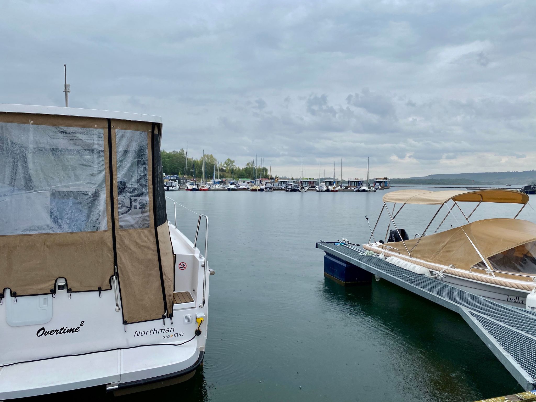 Yacht Overtime im Hafen der Marina Braunsbedra-Image-tags.info