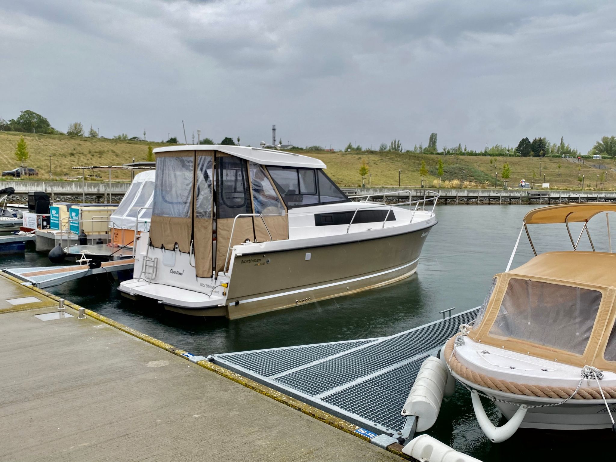 Yacht Overtime im Hafen der Marina Braunsbedra-Outside