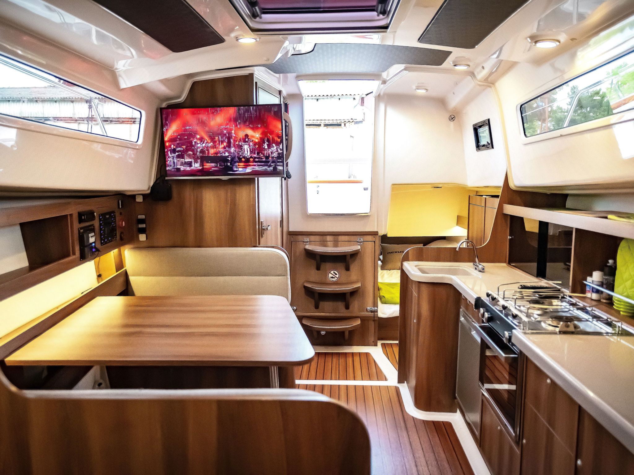 Yacht Overtime im Hafen der Marina Braunsbedra-Outside