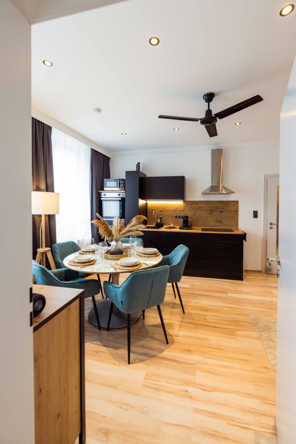 Appartement Schiller Apartment im Zentrum von Hof. Küche, Parkplatz, 250MBit Wlan – Cuisine et coin repas, photo 30 sur 57