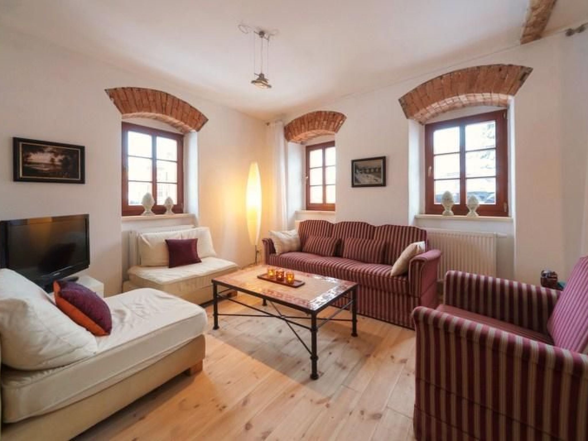 Mit Garten, Grill und Terrasse-Drinnen