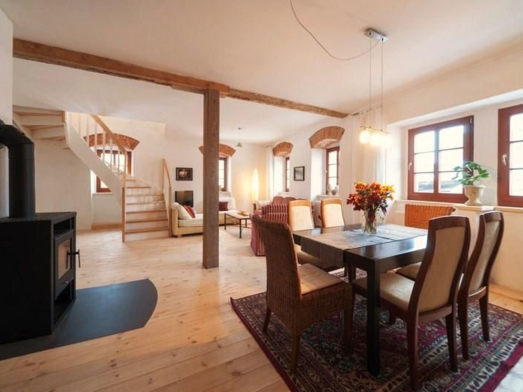 Mit Garten, Grill und Terrasse-Drinnen