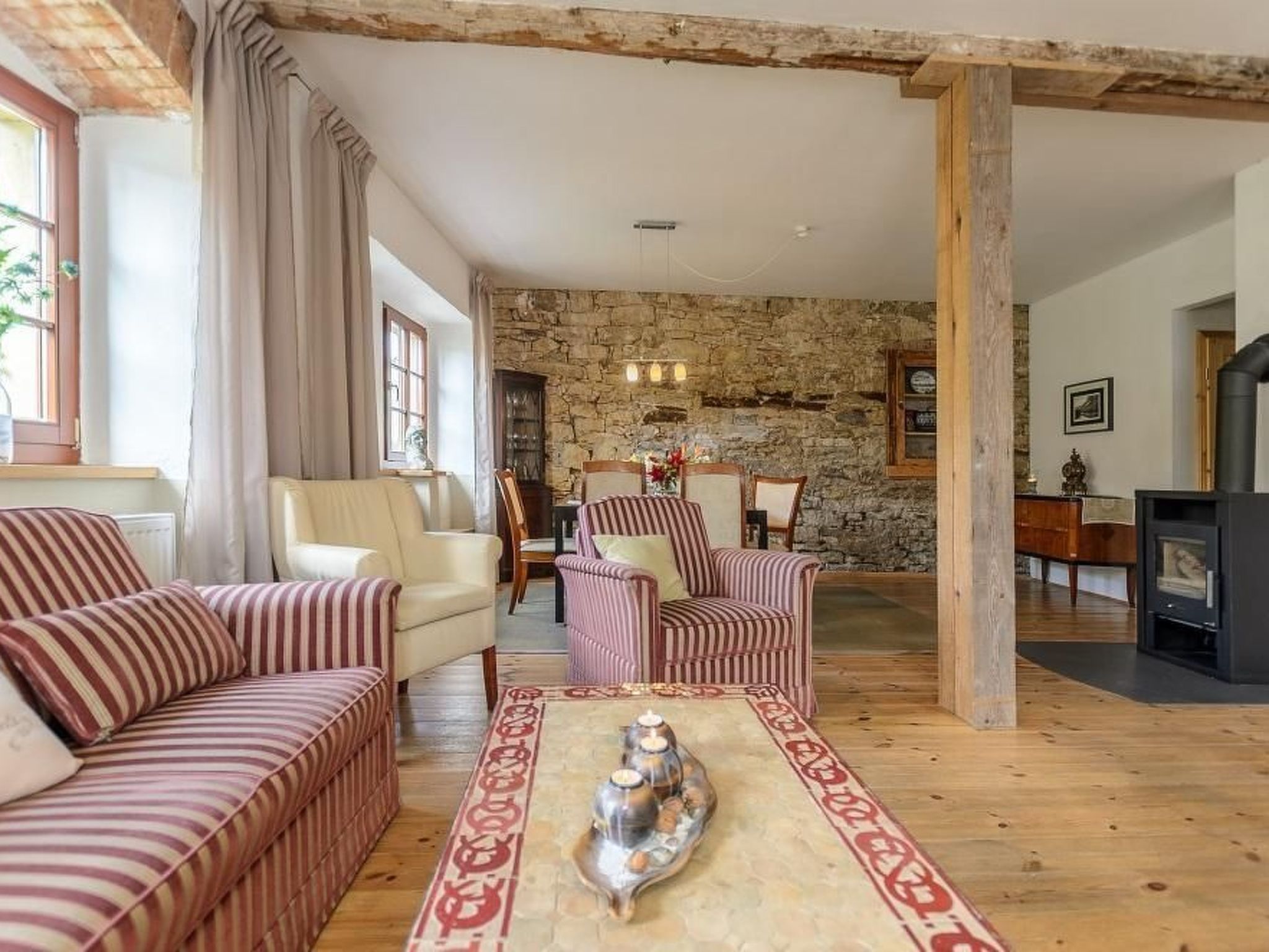 Mit Garten, Grill und Terrasse-Drinnen