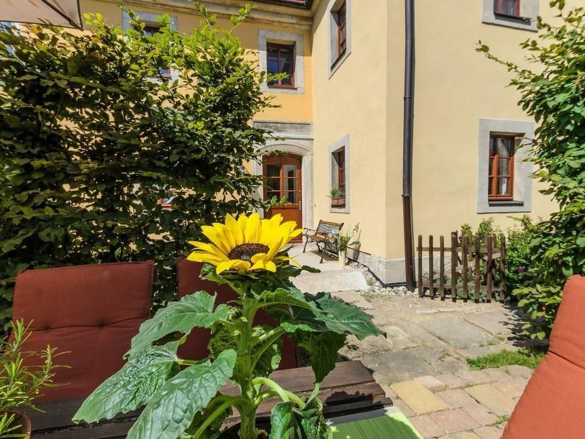 Mit Garten, Grill und Terrasse-Drinnen