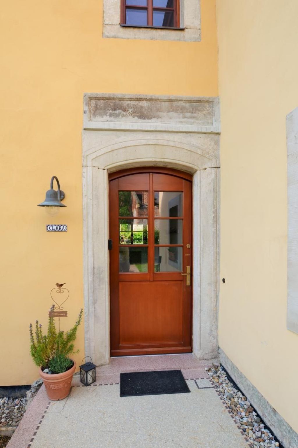 Mit Garten, Grill und Terrasse-Drinnen