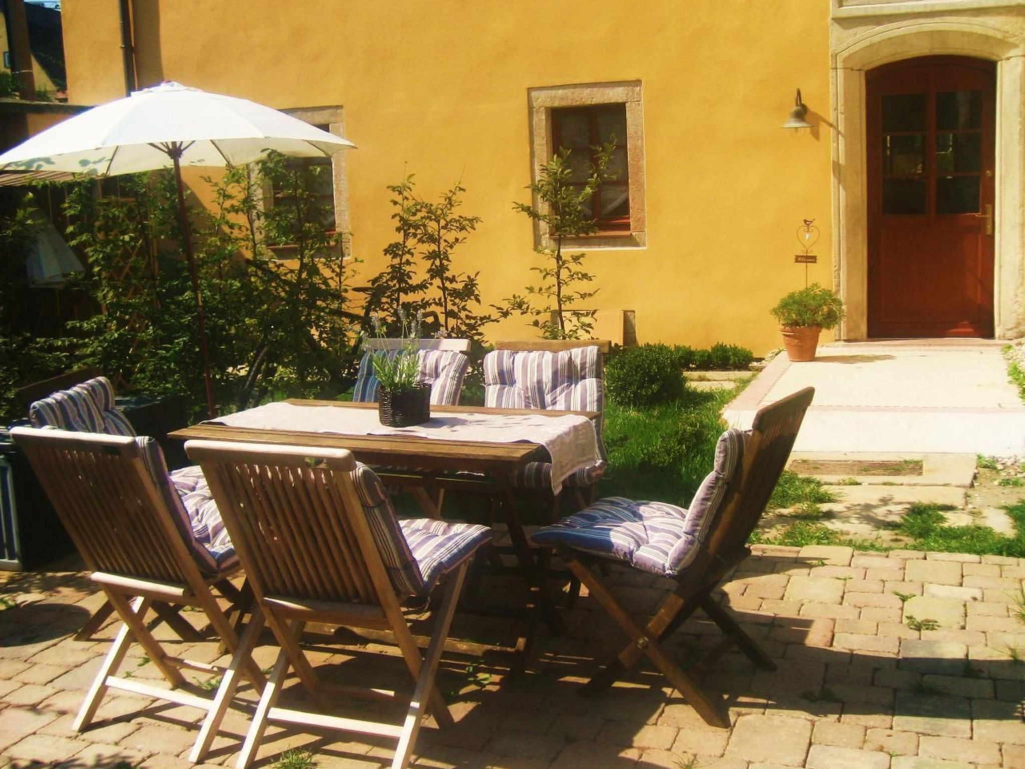 Mit Garten, Grill und Terrasse-Drinnen