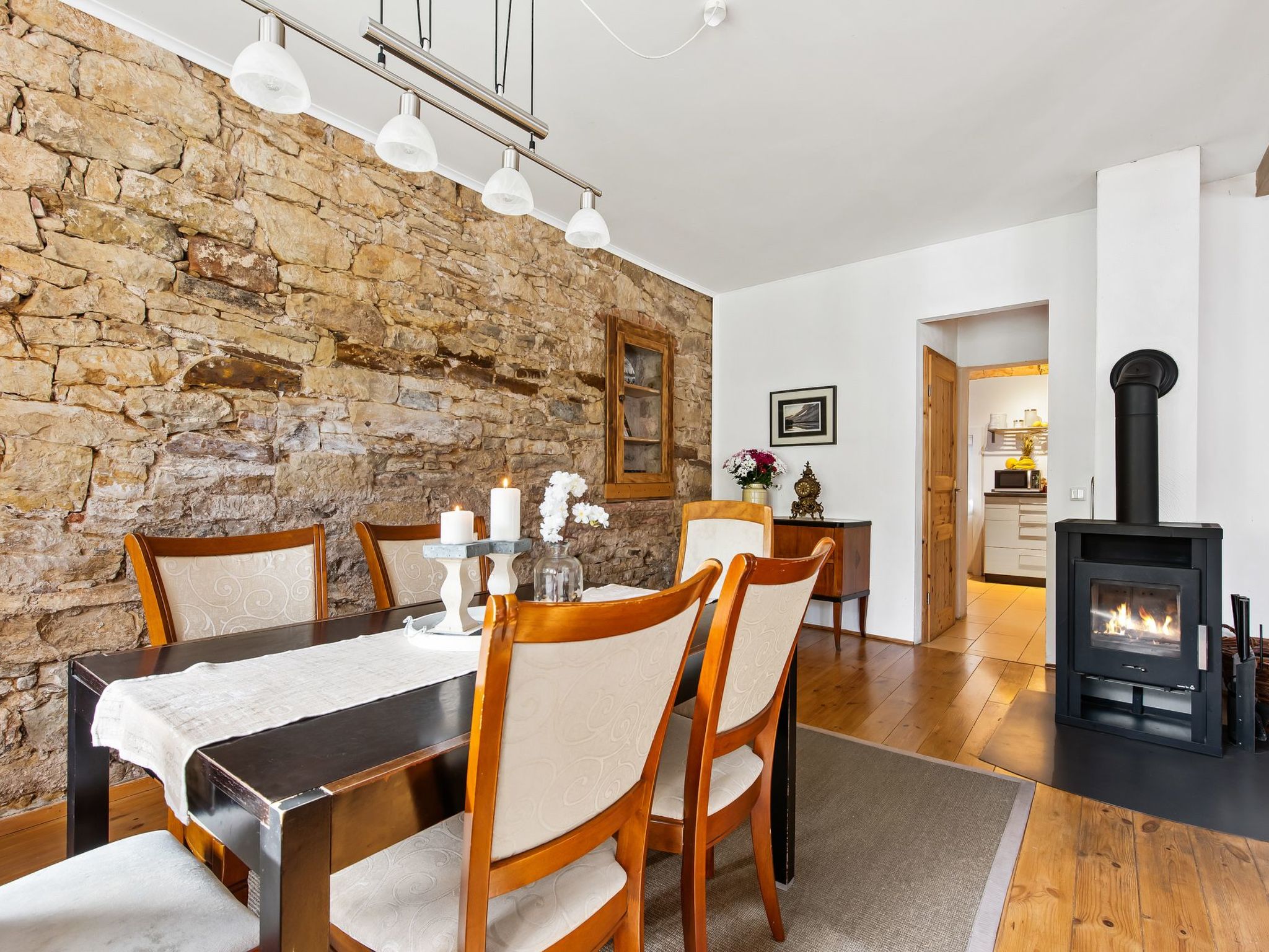 Mit Garten, Grill und Terrasse-Drinnen