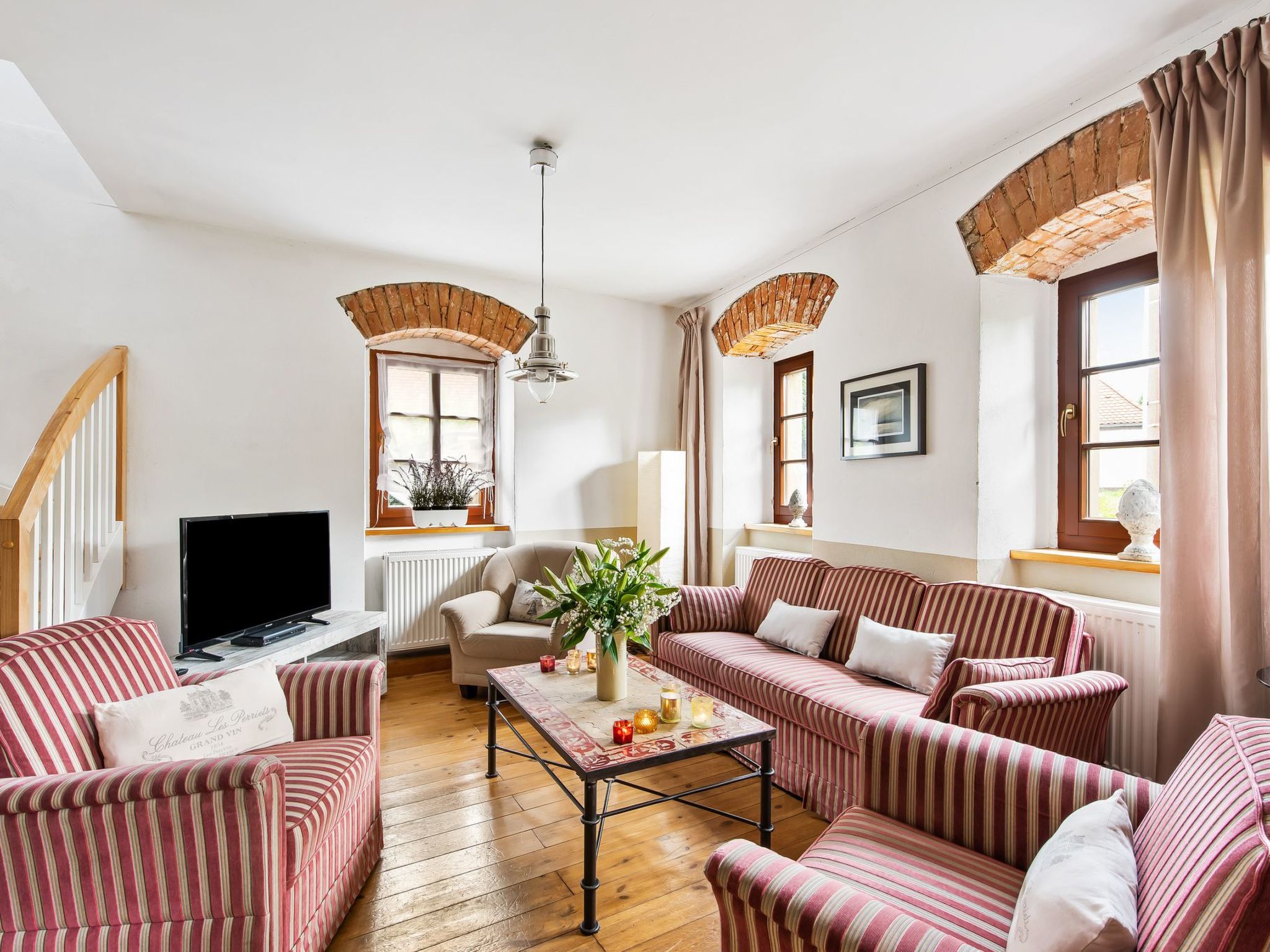 Mit Garten, Grill und Terrasse-Drinnen