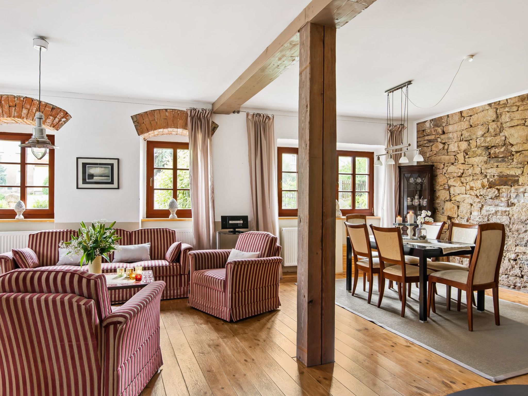 Mit Garten, Grill und Terrasse-Drinnen