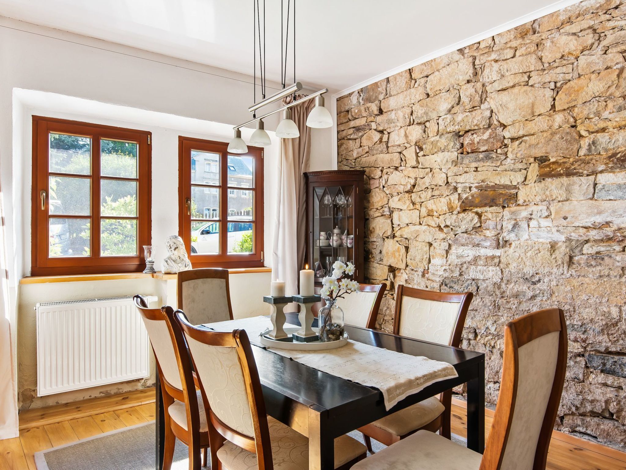 Mit Garten, Grill und Terrasse-Drinnen