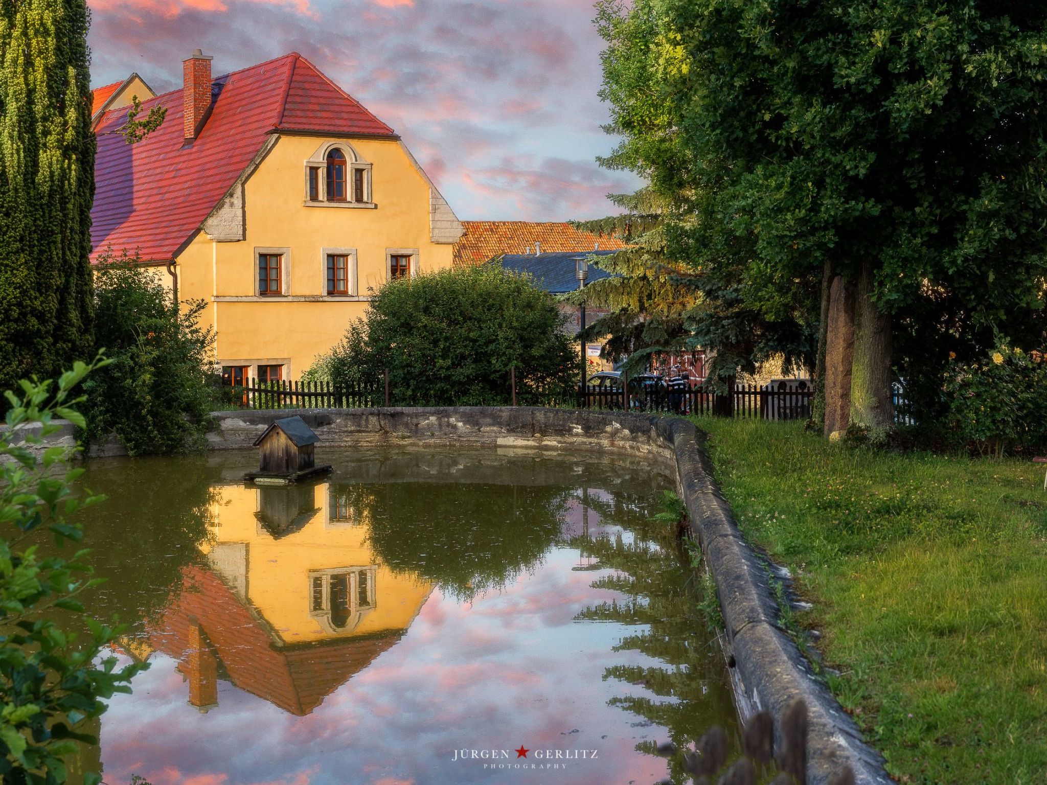 Mit Garten, Grill und Terrasse-Drinnen