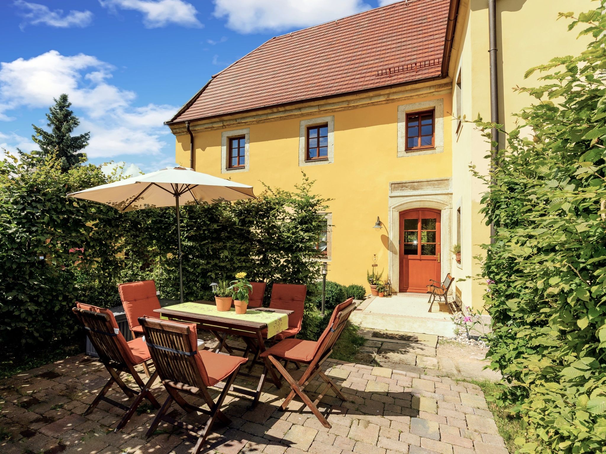 Mit Garten, Grill und Terrasse-Drinnen