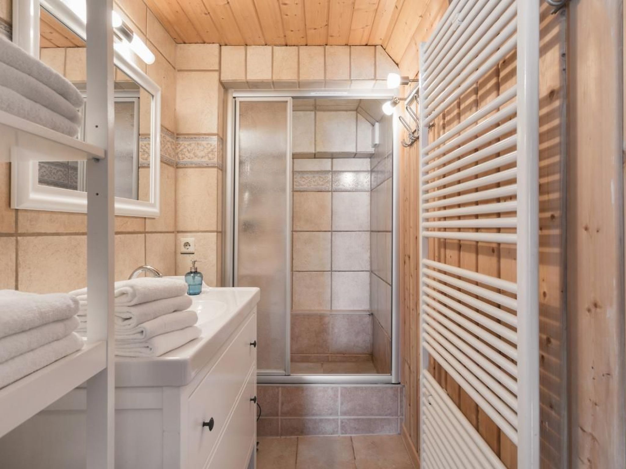 Villa mit Garten, Grill und Terrasse-Drinnen