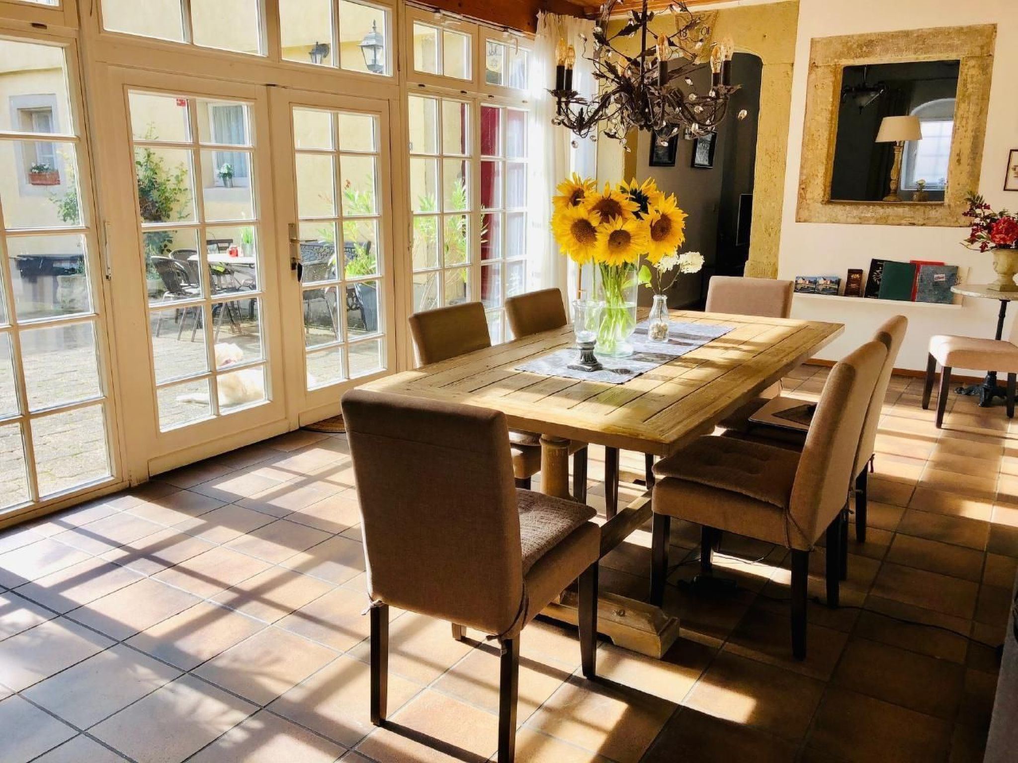 Villa mit Garten, Grill und Terrasse-Drinnen