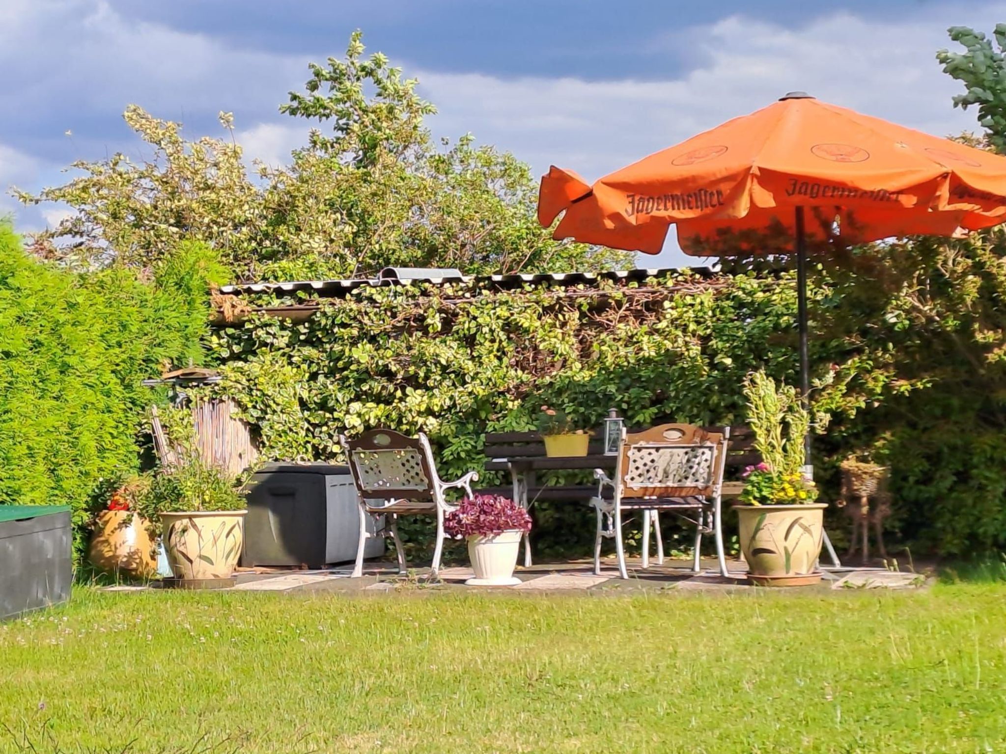 Schöne Ferienwohnung mit Garten und Grill-Drinnen