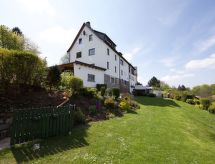 Helle und moderne Ferienwohnung mit Terrasse