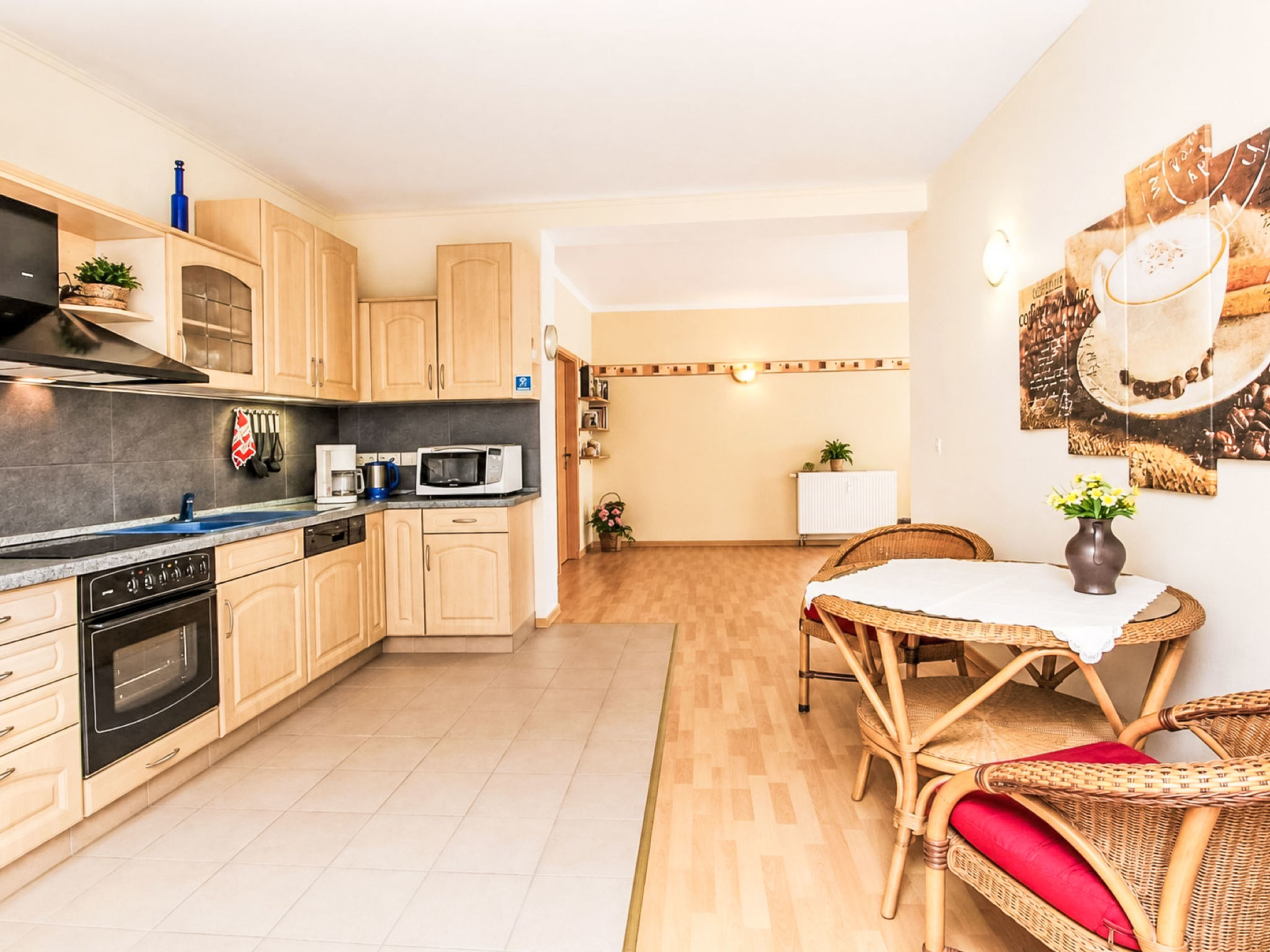 Fewo 4 Schneider · Südstadt · Parkplatz · WLAN — Kitchen / Dining Room (5 of 9)