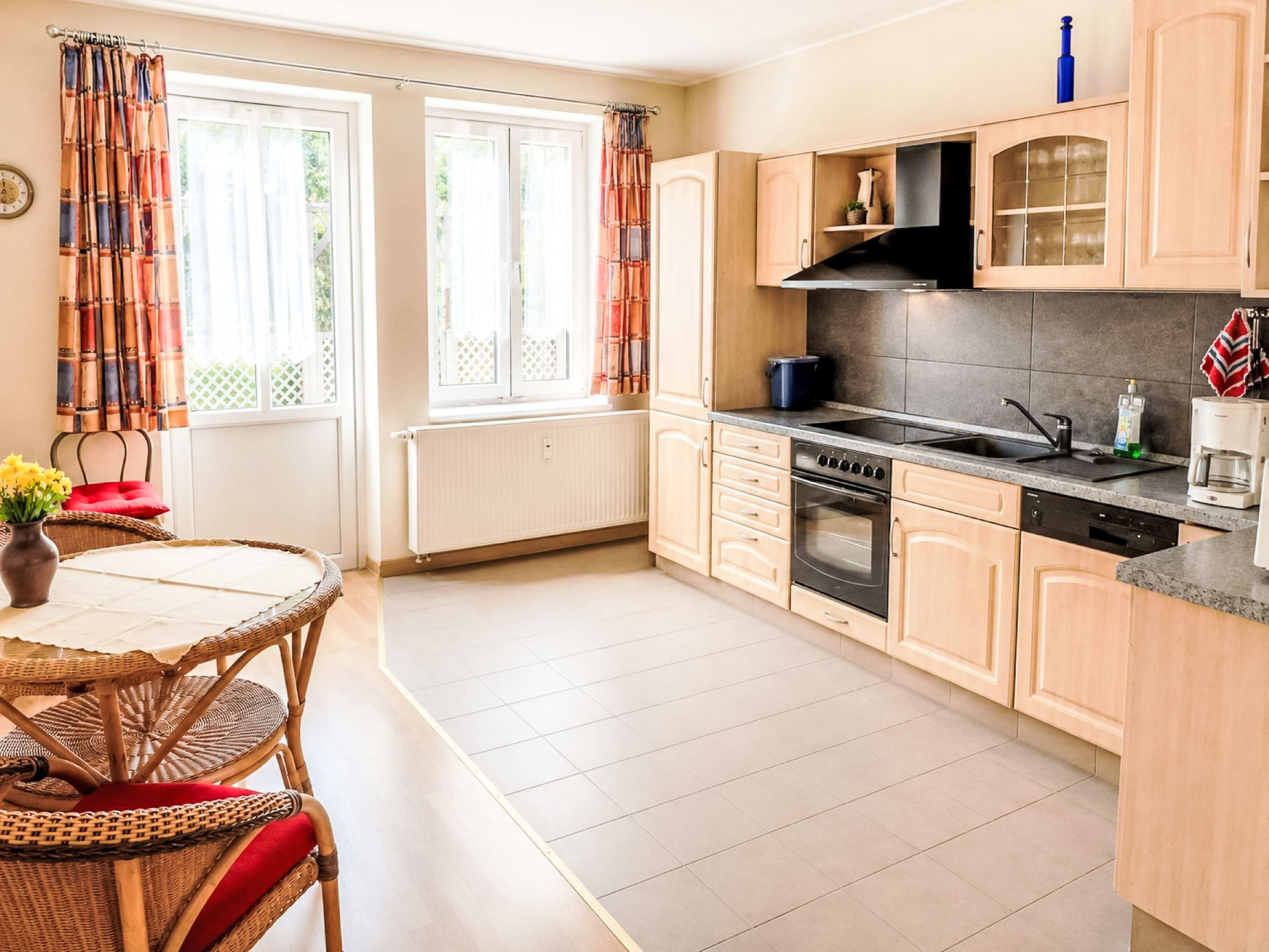 Fewo 4 Schneider · Südstadt · Parkplatz · WLAN — Kitchen / Dining Room (4 of 9)