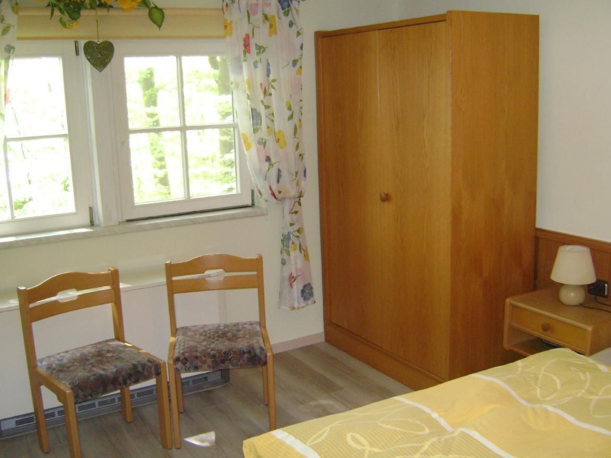 Mit Blick auf die Berge-Dedans