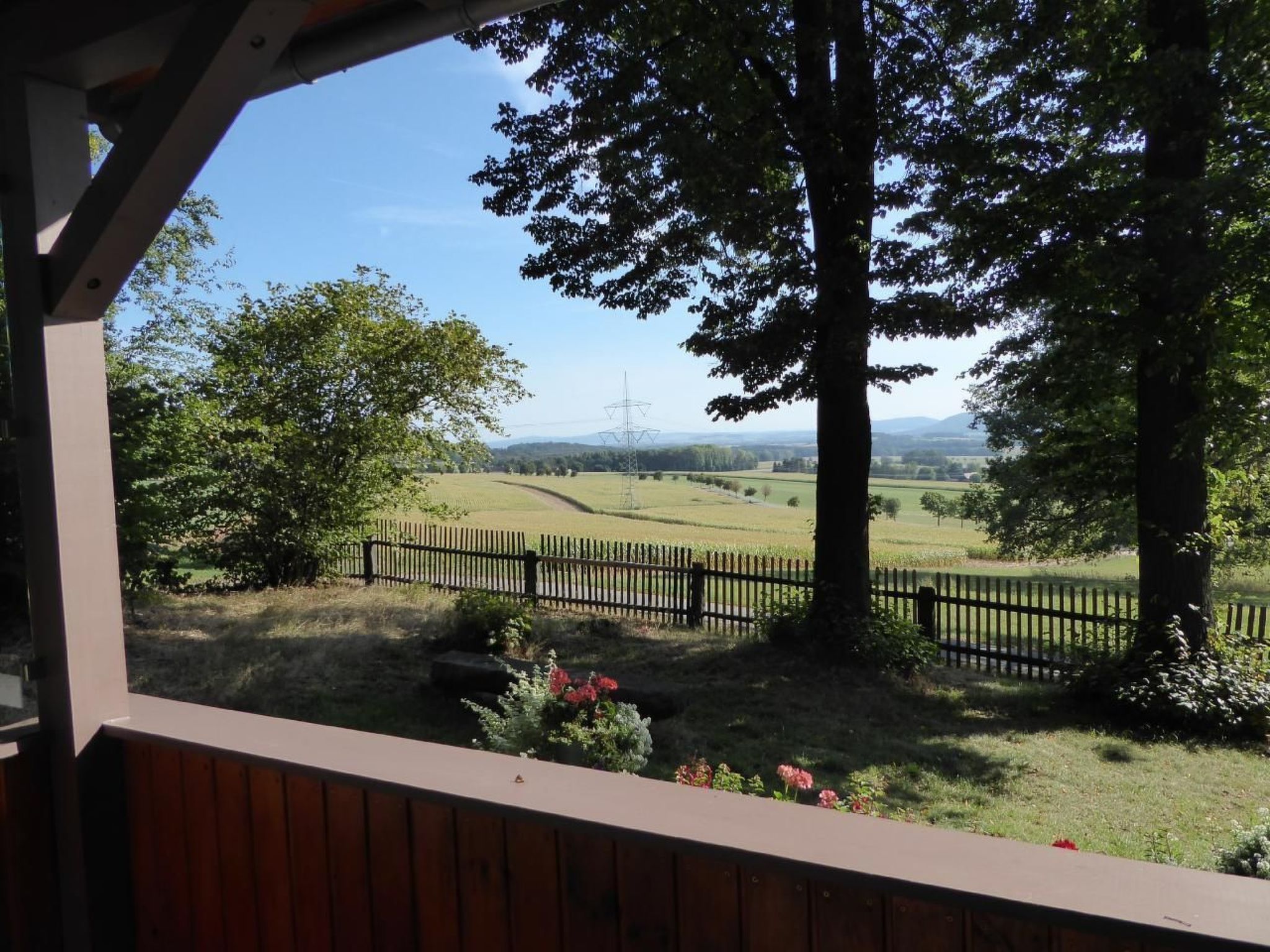 Mit Blick auf die Berge-Dedans