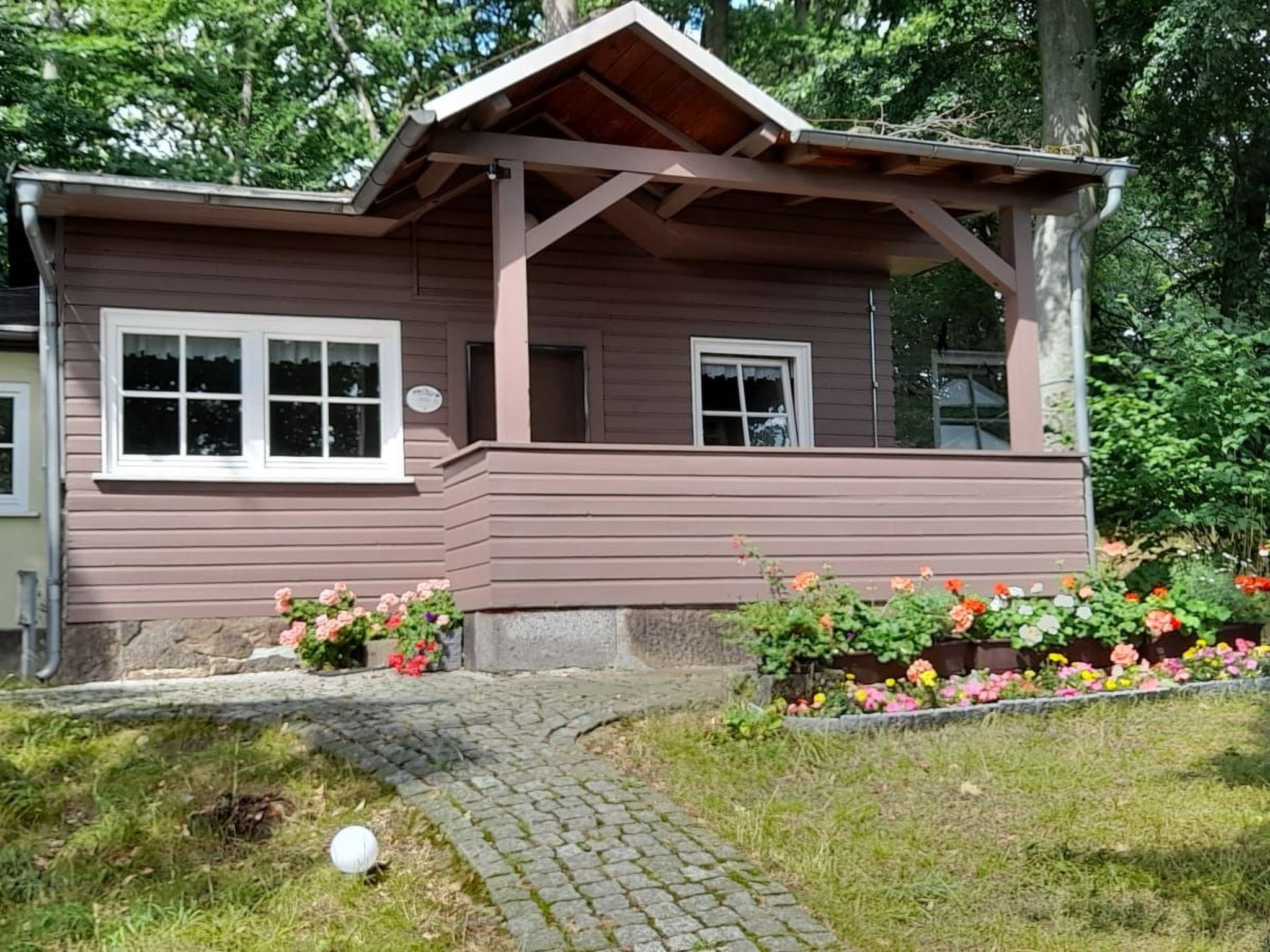 Mit Blick auf die Berge-Dedans