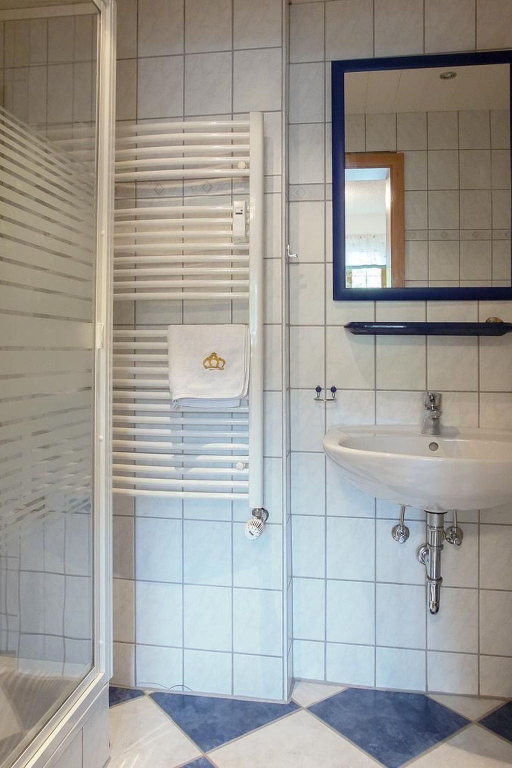 Mit Blick auf das Wasser-Inside