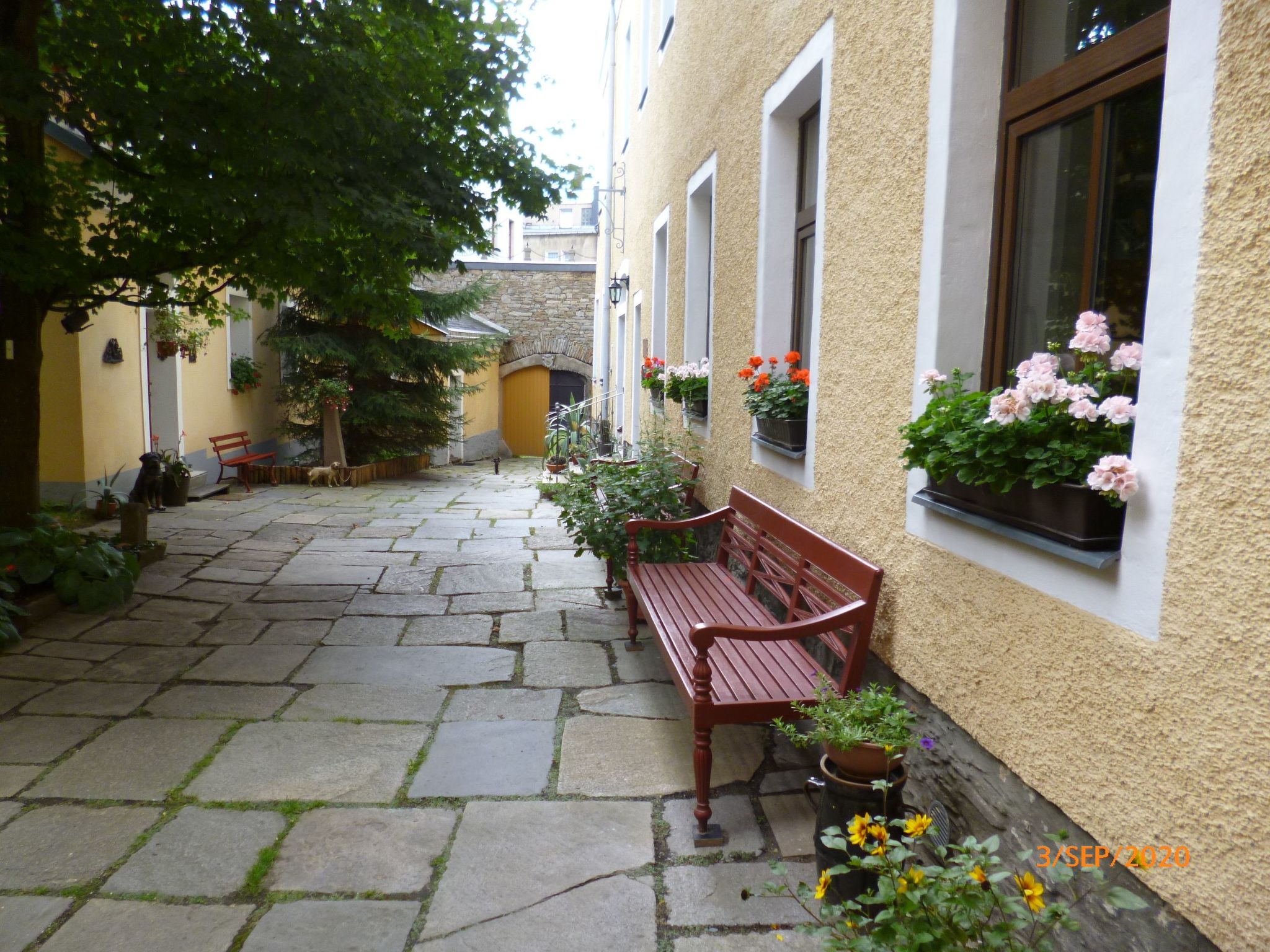 Im Vierseitenhof-Binnen